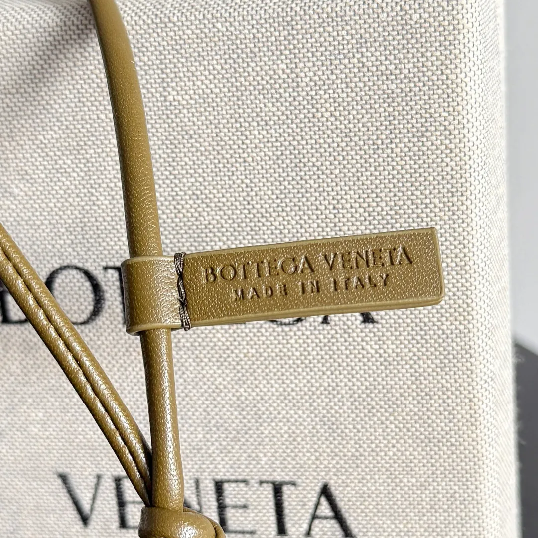 Batch 420 Let’s see what new cute little thing BV has released~ It’s this letter pendant, which is different from the puppy pendant. The weaving of this letter is more three-dimensional, and the material is very solid, and it is not easy to deform even if it is folded. Style number: Z